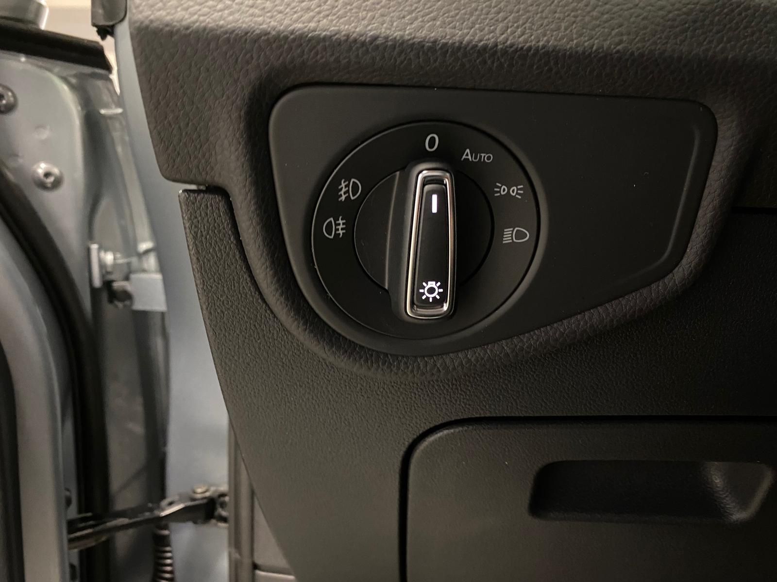 Fahrzeugabbildung Volkswagen Touran 1.5 TSI Comfortline+IQLIGHT+ACC+AHK+TOTWI
