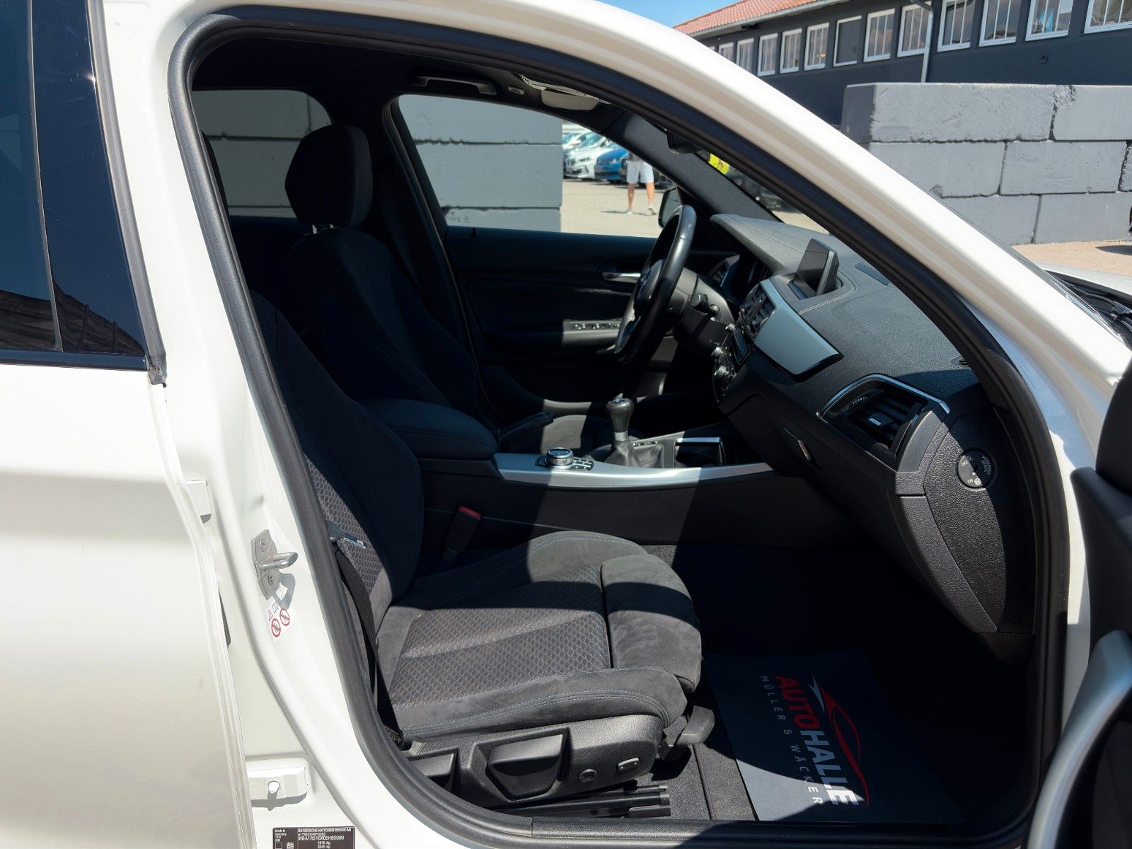 Fahrzeugabbildung BMW 118i M Sport Shadow Navi SHZ PDC LED BT HiFi