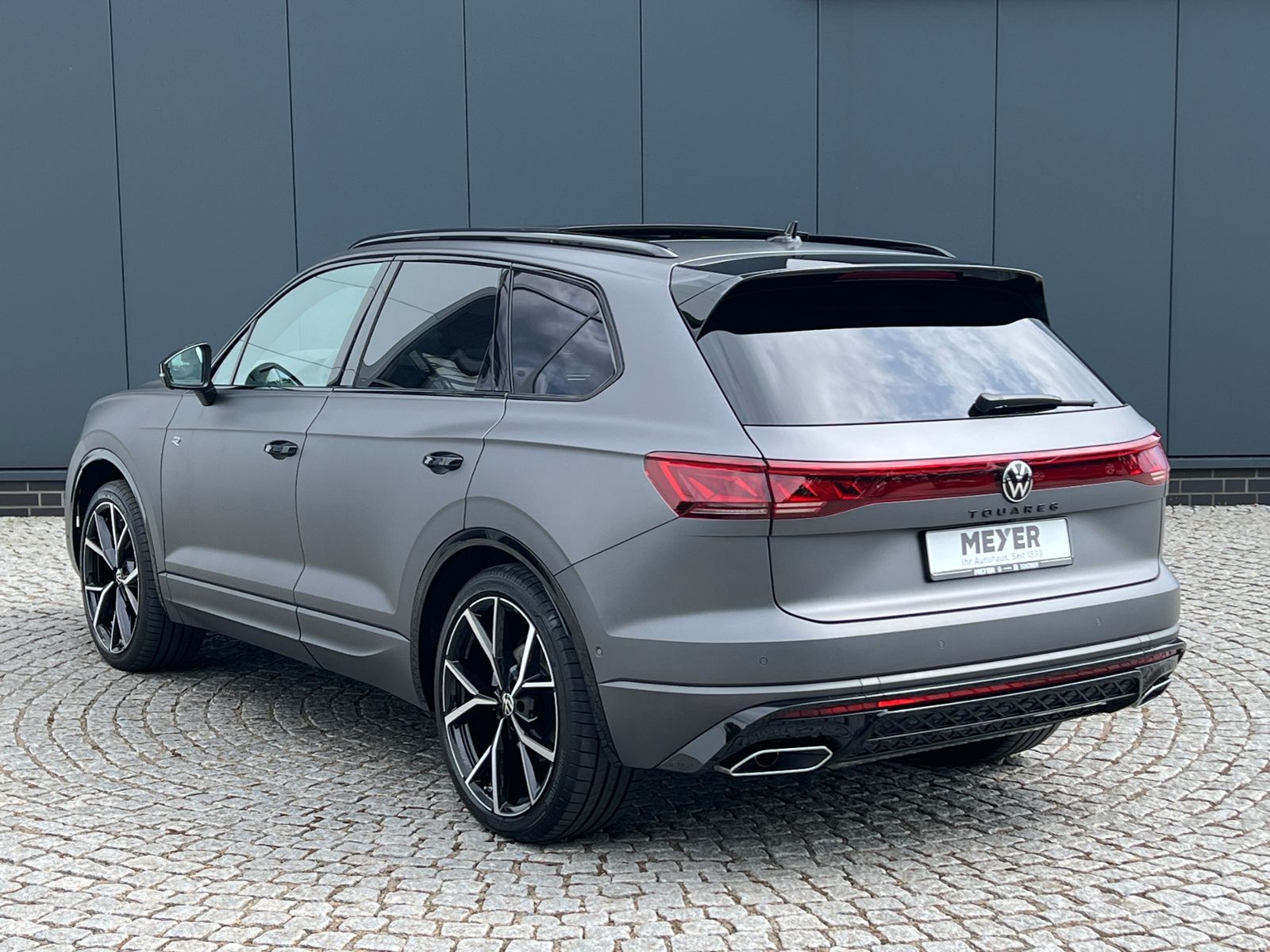 Fahrzeugabbildung Volkswagen Touareg R-Line 3.0 TDI 4MOTION *AHK, Luft, Pano,