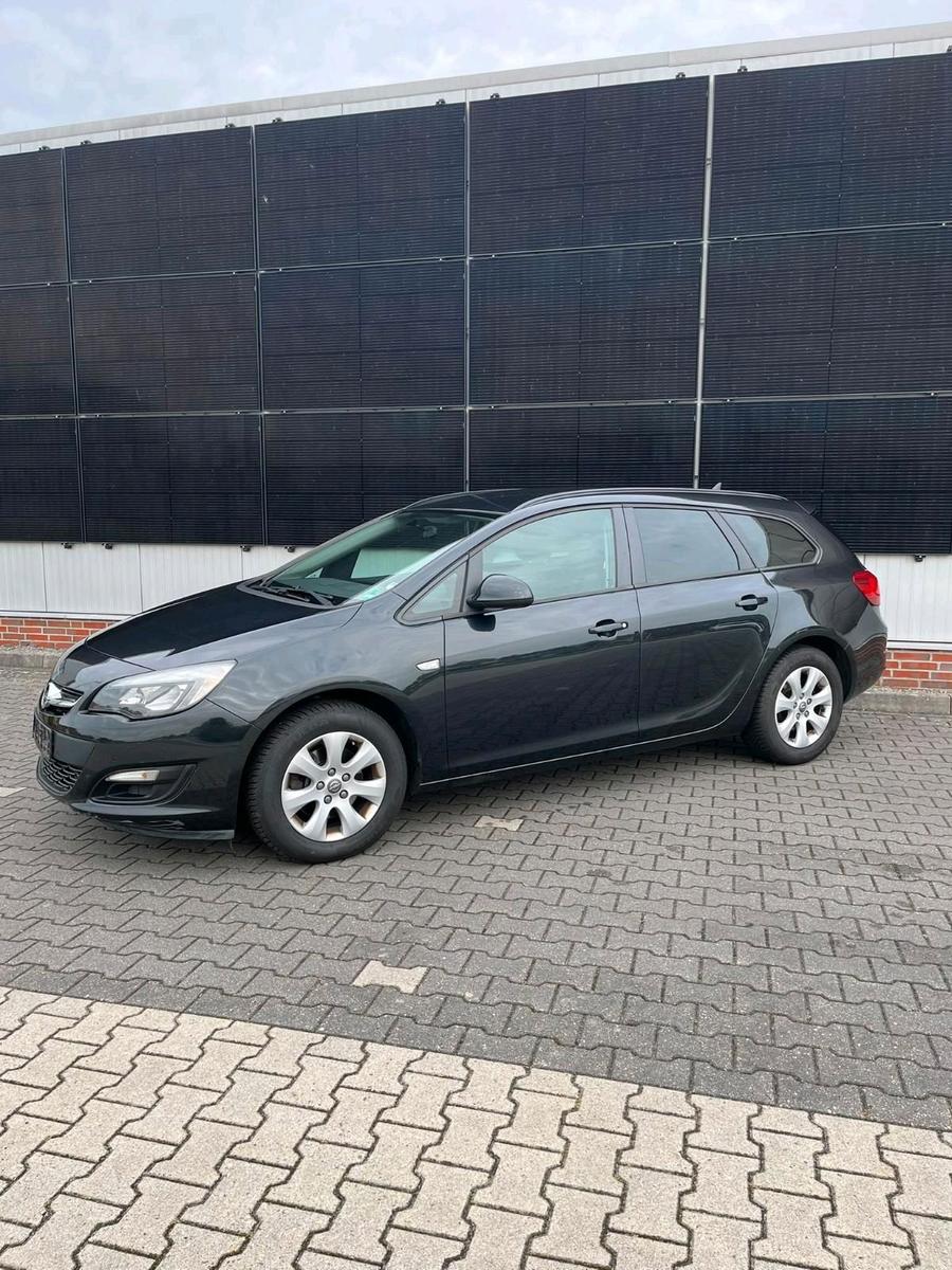 Opel Astra 2014 — interior