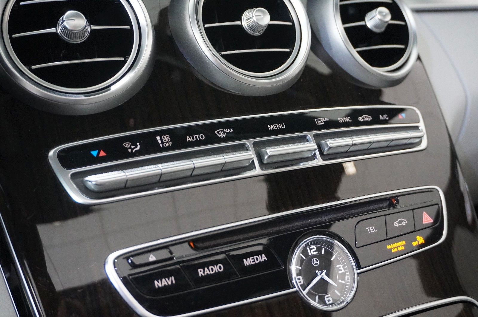 Fahrzeugabbildung Mercedes-Benz C 300 COUPE AMG LINE NAVI/LED/PANO./KAMERA/SPORT