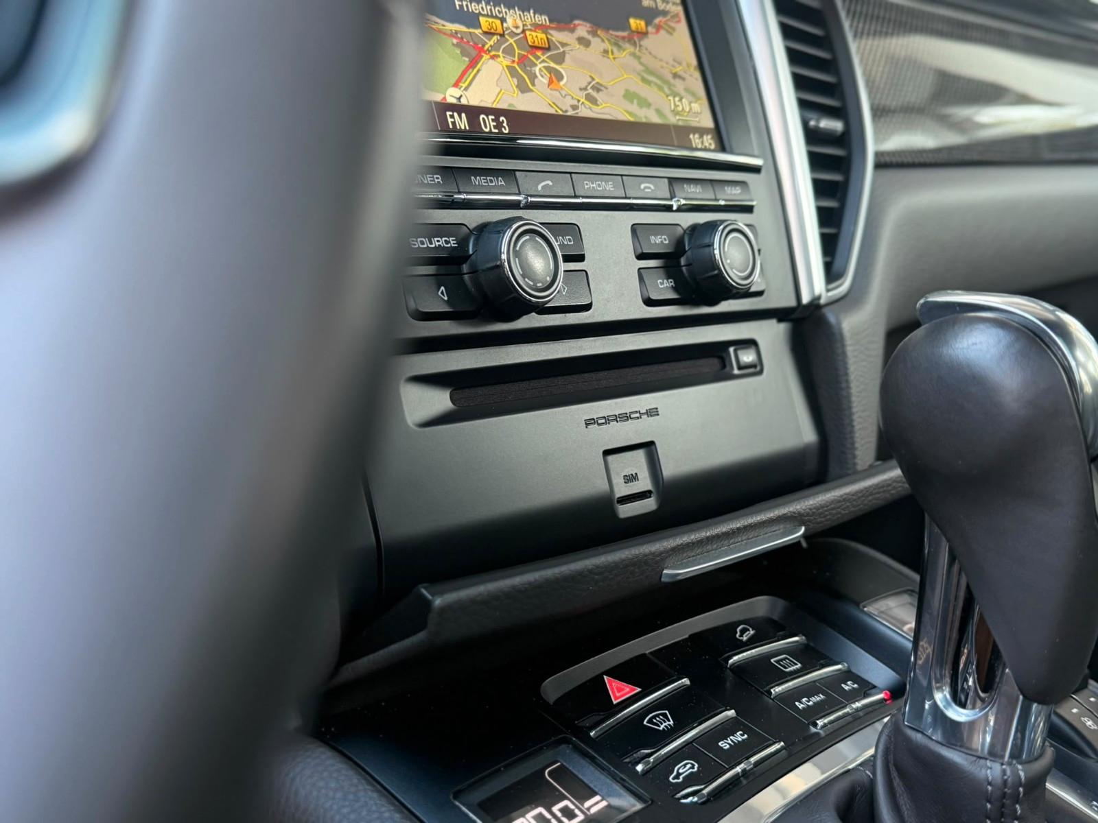 PORSCHE MACAN TURBO