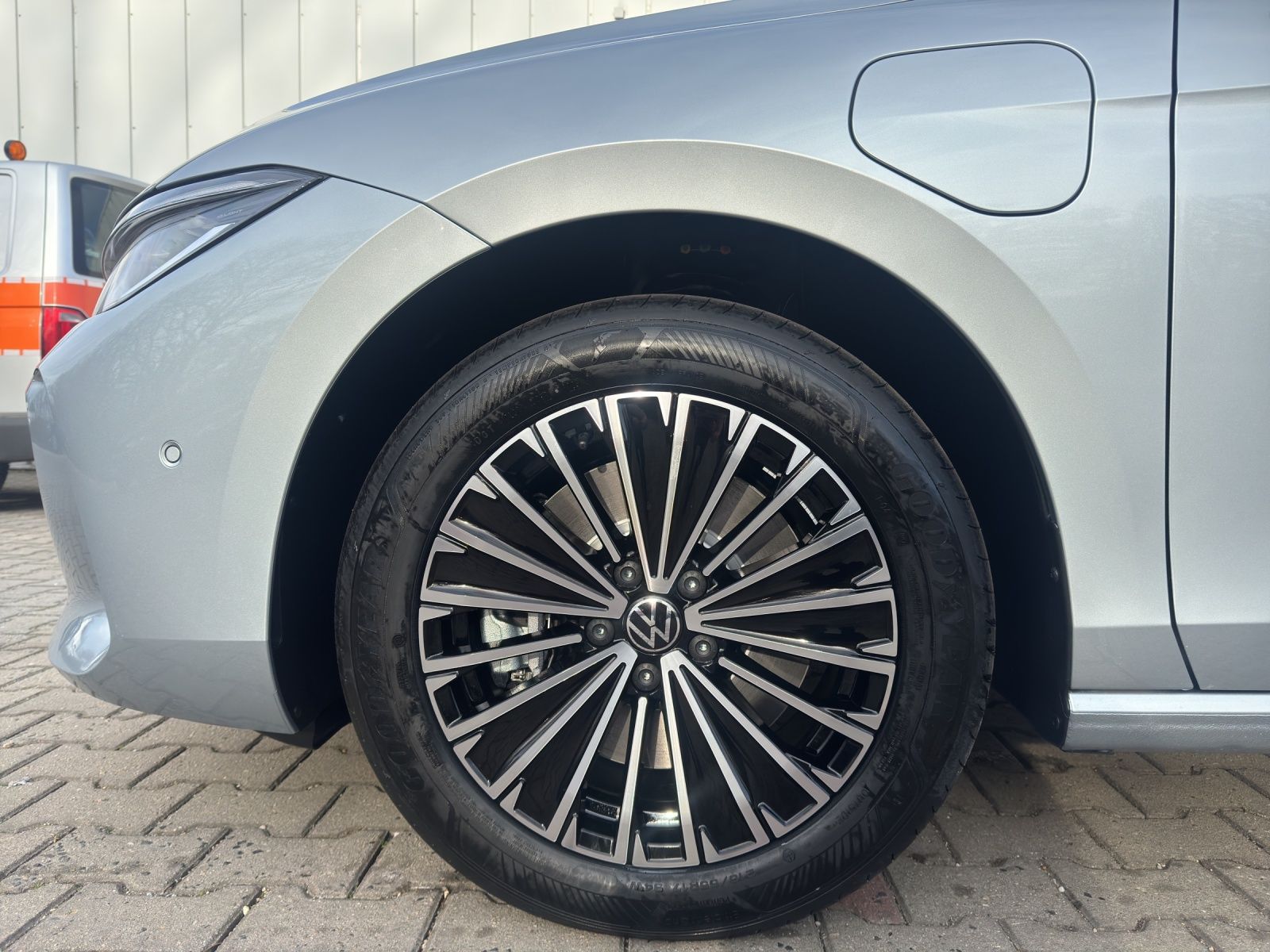 Fahrzeugabbildung Volkswagen Passat Elegance eHybrid IQ.Light ACC AHZV DAB+
