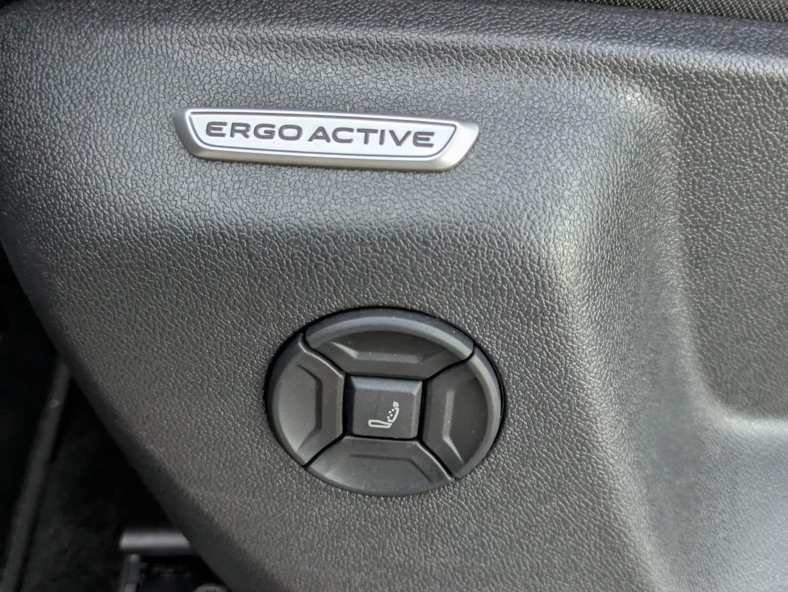 Fahrzeugabbildung Volkswagen Tayron 2.0 TDI 4M R-Line BLACK*7S*IQ-L.*PANO*HUD