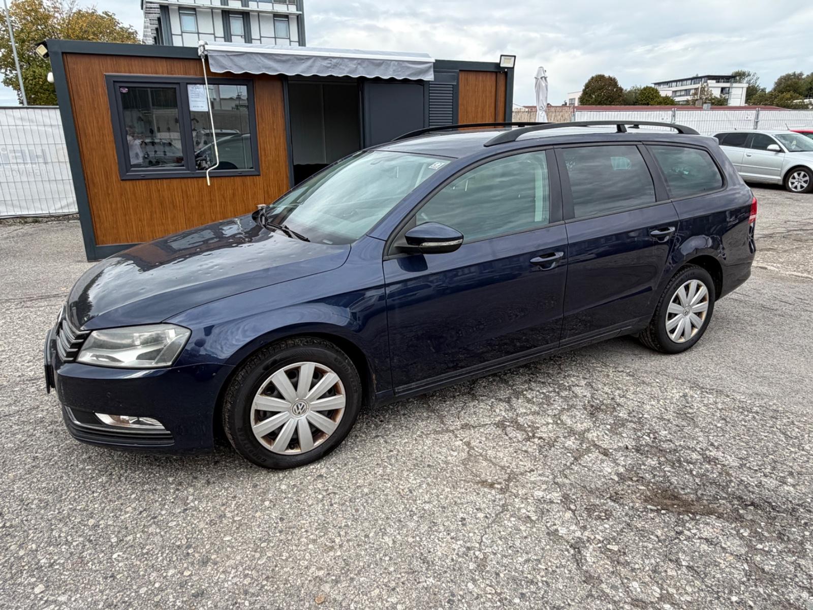 Volkswagen Passat 2011 — rear view