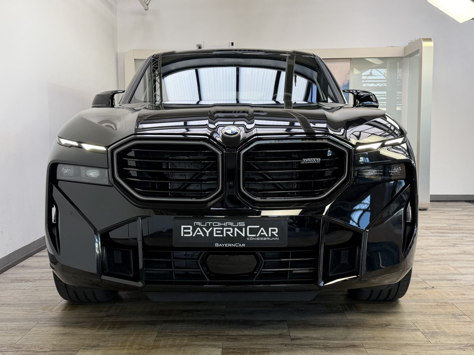 BMW XM 50e 23Zoll DrivingProf ServiceInc. UPE152 B&W imagem 2