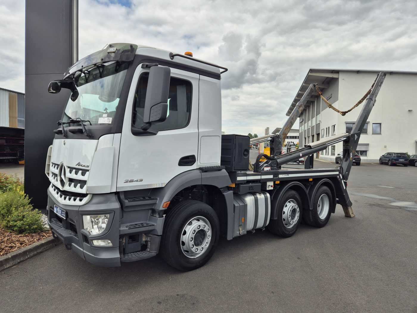 Fahrzeugabbildung Mercedes-Benz Arocs 2643 L 6x2/4 VDL AHK Funk Vorlaufachse