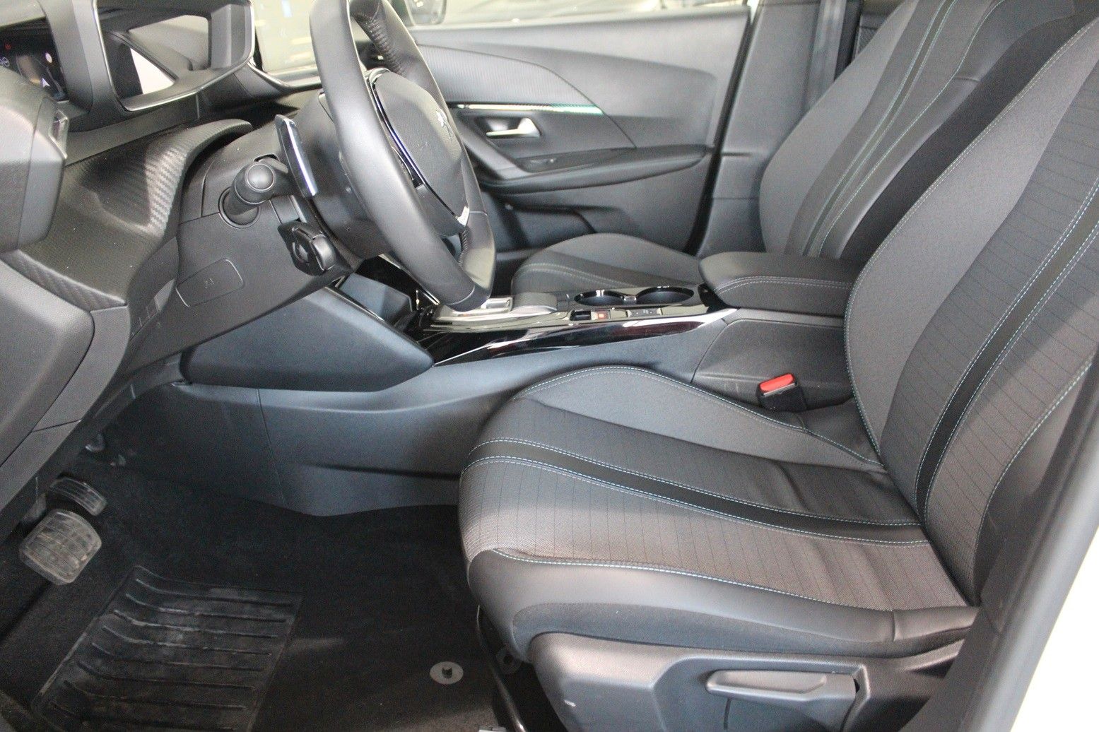 Fahrzeugabbildung Peugeot 2008 Allure Pack 1.2T NAVI/LED/PDC/180°CAM/DAB+