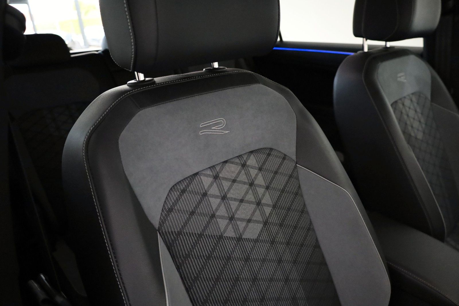 Fahrzeugabbildung Volkswagen Tiguan Allspace R-Line 4M LED,Navi,PDC,AHK