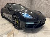 Porsche Panamera Turbo S E-Hybrid - Porsche Panamera Turbo mit Hybrid-Antrieb (Benzin/Elektro)