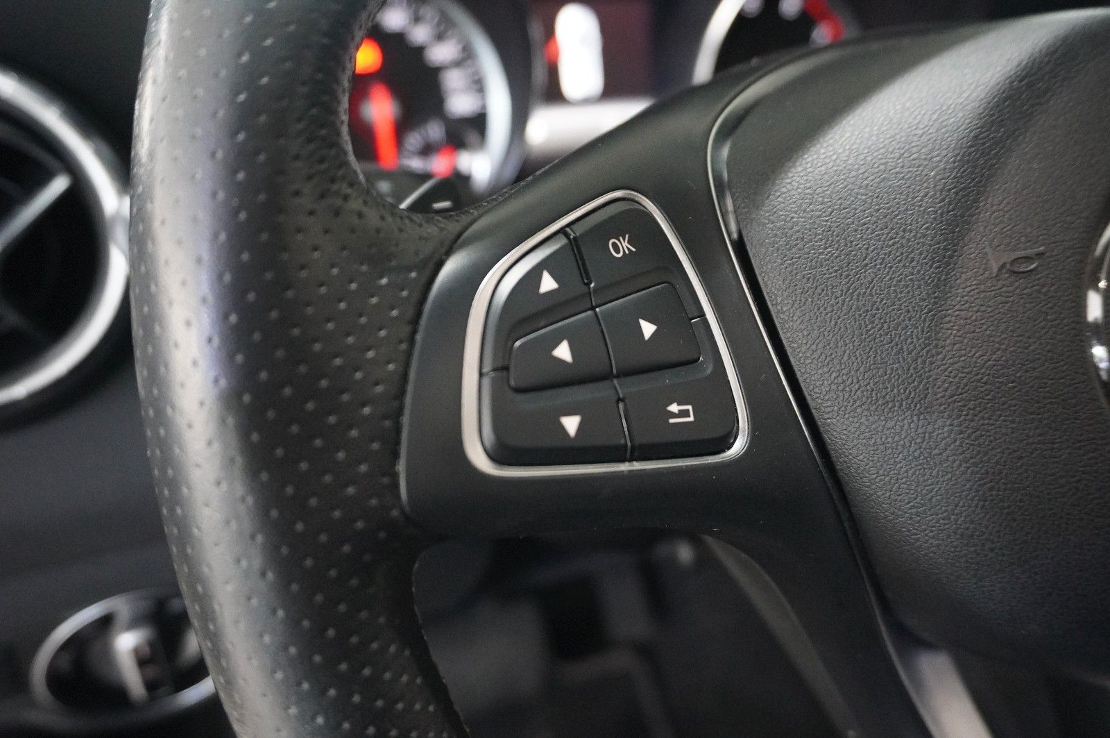 Fahrzeugabbildung Mercedes-Benz CLA 200 SB URBAN 7G-DCT NAVI/LED/PANO./SHZ/SPORT