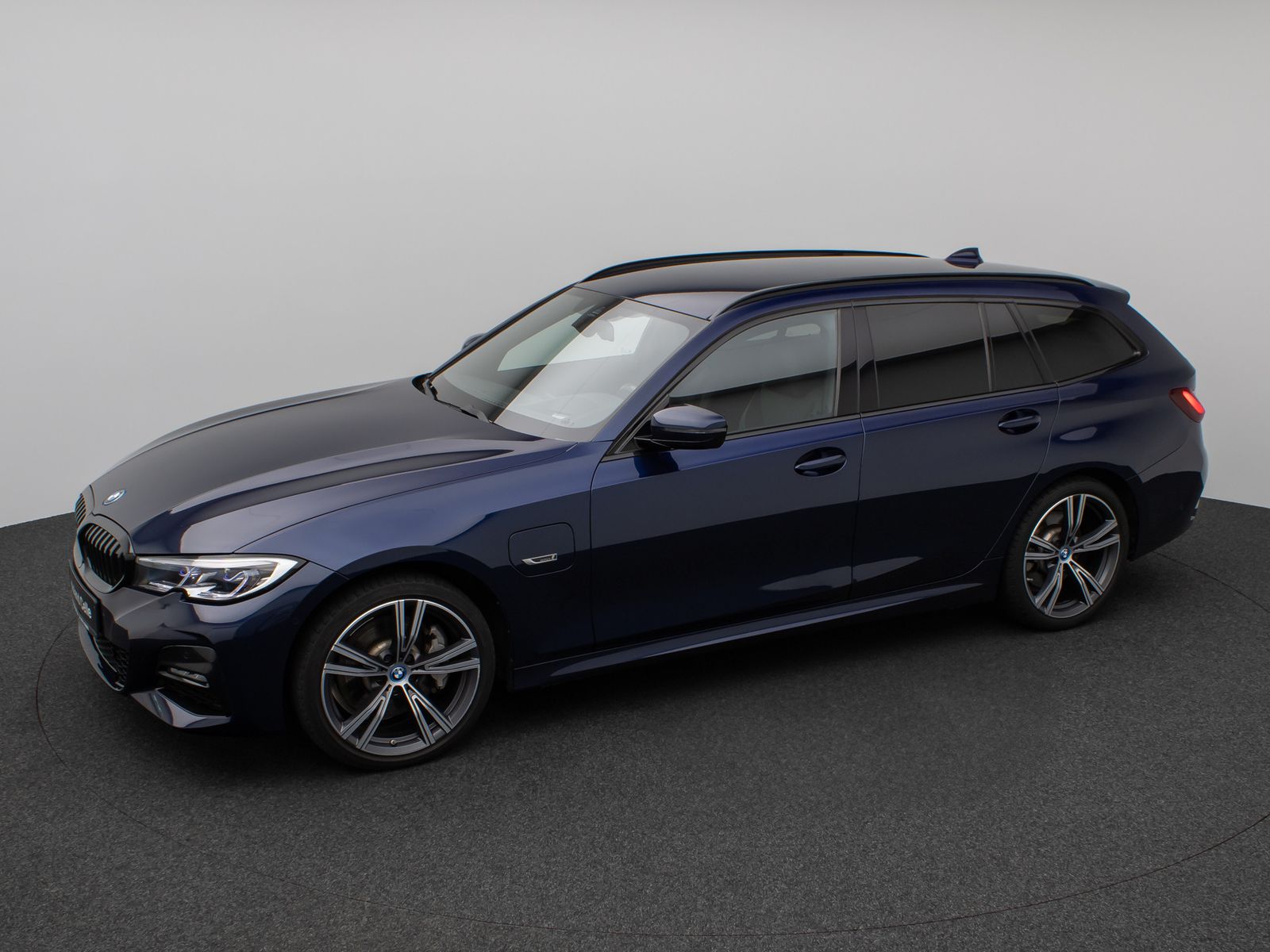 Fahrzeugabbildung BMW 330e  M Sport Laser Kamera HUD DAB HiFi Komfort