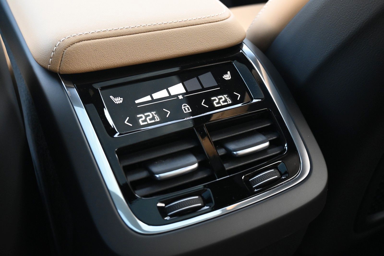 Fahrzeugabbildung Volvo XC60 B5 AWD Ultra Dark*LUFT*360°*ACC*B&W*AHK