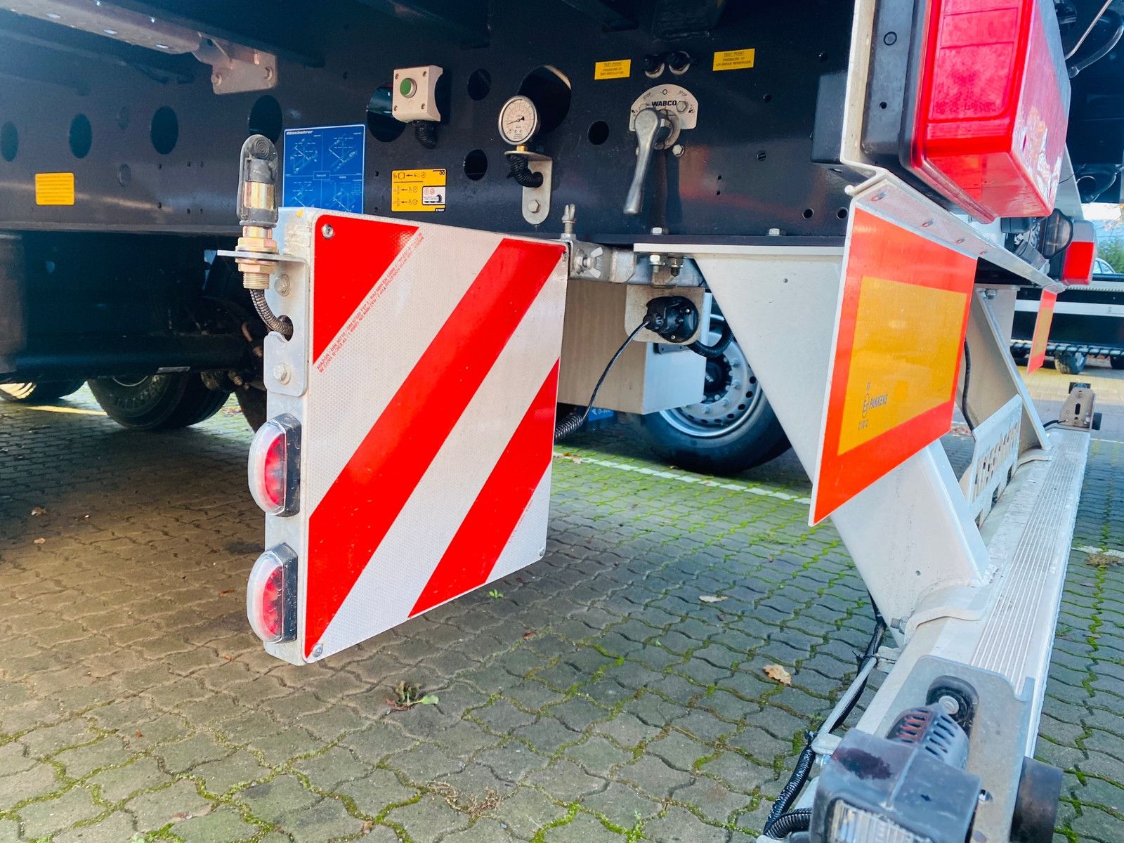 Fahrzeugabbildung Kässbohrer Bordwandauflieger Twistlocks