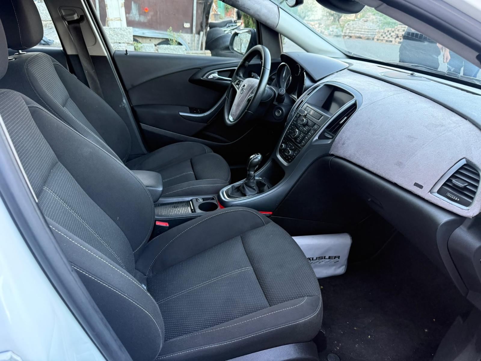 Opel Astra 2013 — photo 7