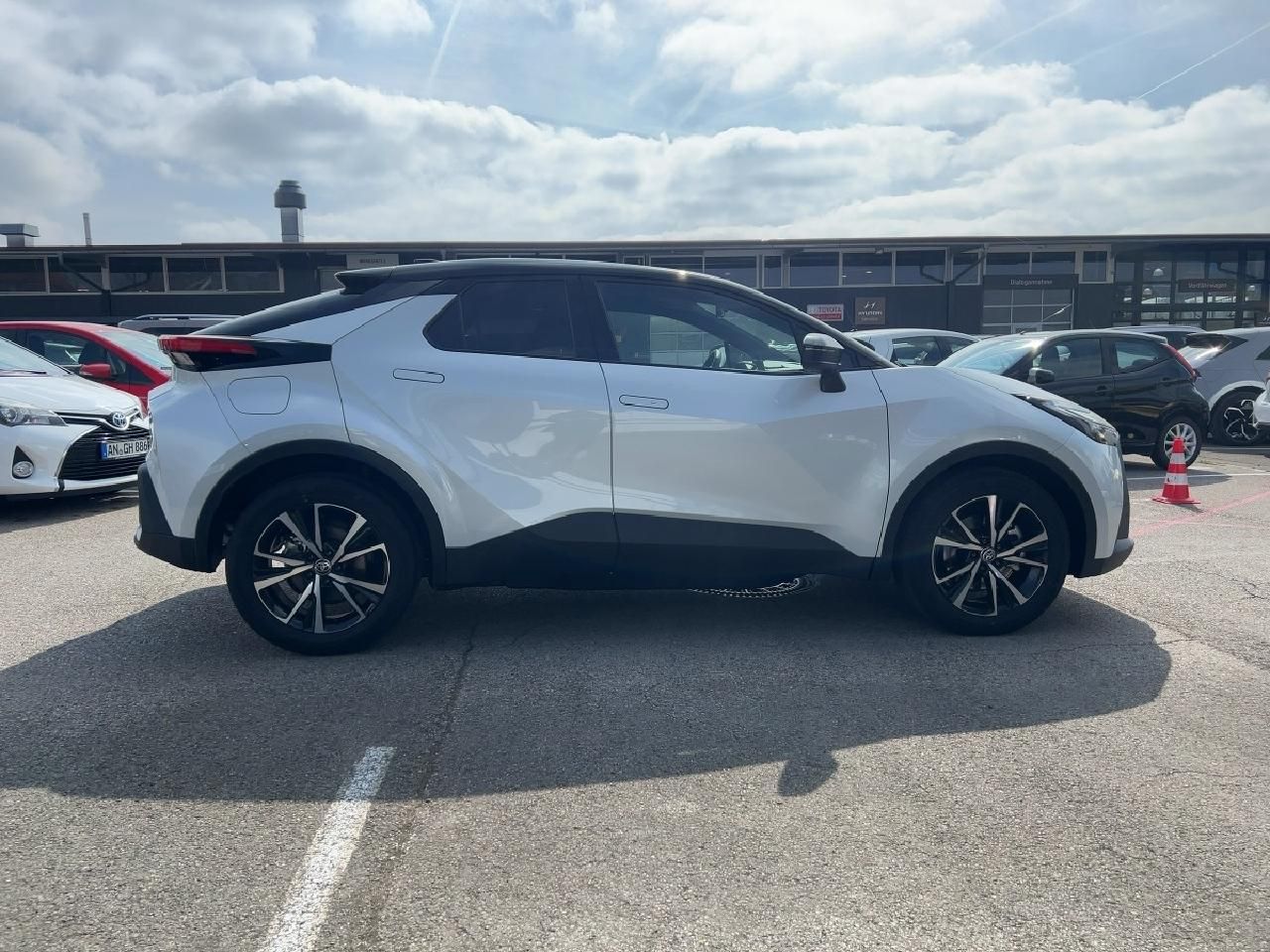 Fahrzeugabbildung Toyota C-HR Plug-In Hyb. FWD Black and White