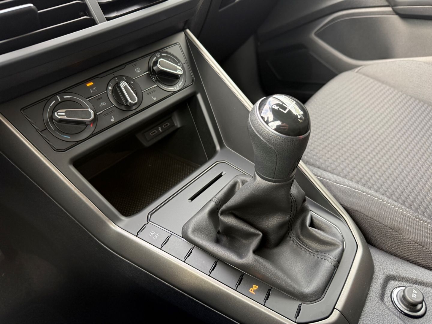 Fahrzeugabbildung Volkswagen Polo VI Comfortline Navi Kurv ACC WLAN DAB SHZ T