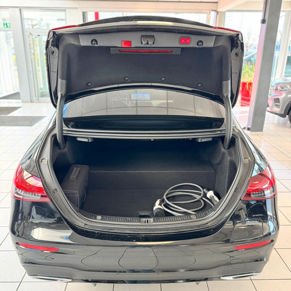 Fahrzeugabbildung Mercedes-Benz E 300 E Limousine E 300 e