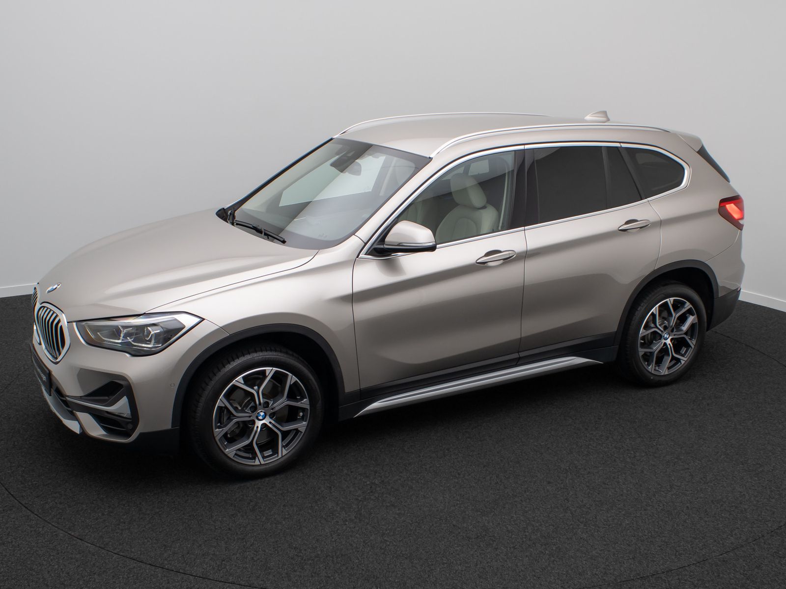 Fahrzeugabbildung BMW X1 sD20i xLine DAB LED M Sportlenkr Leder 18Zoll