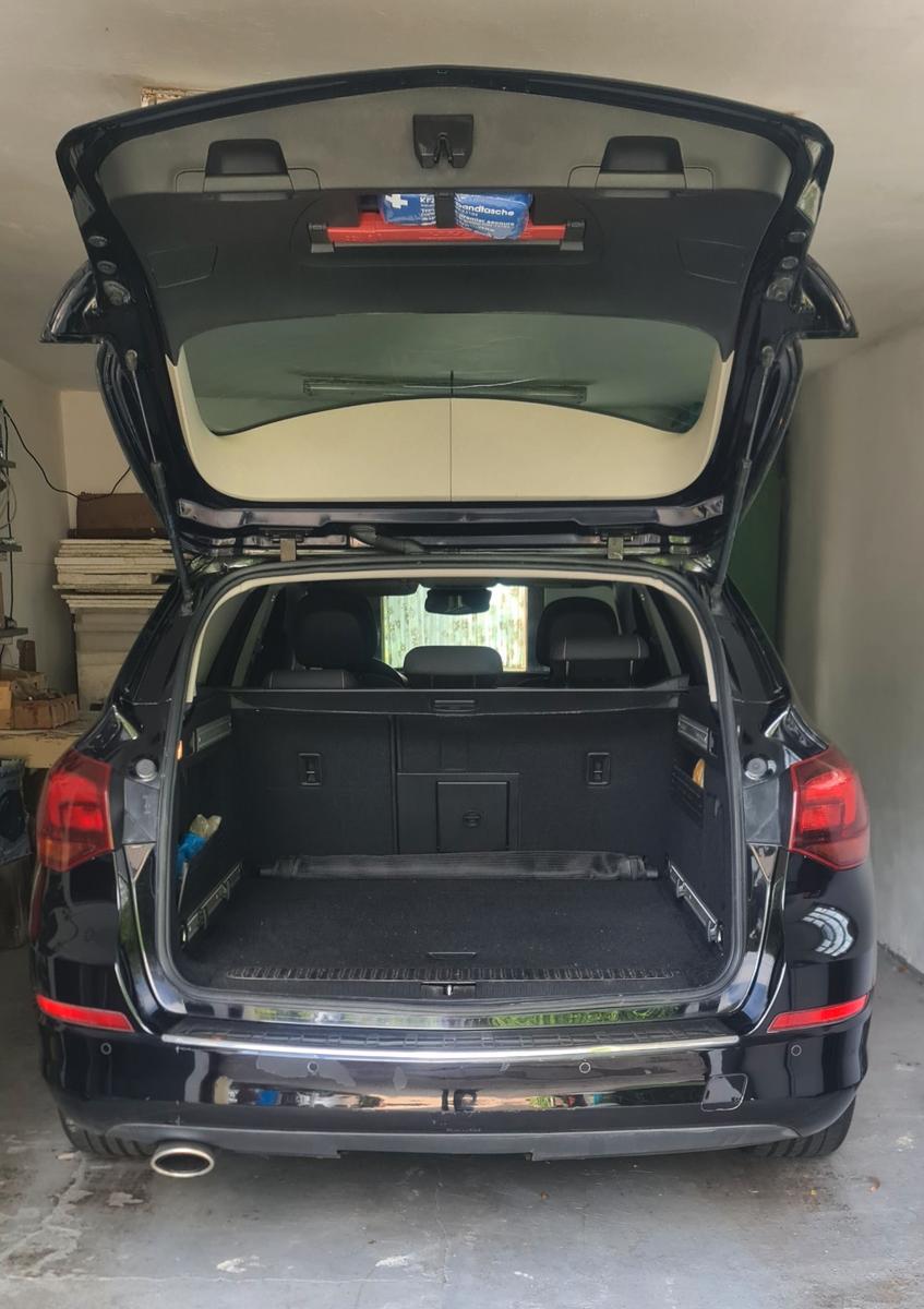 Opel Astra 2011 — rear view