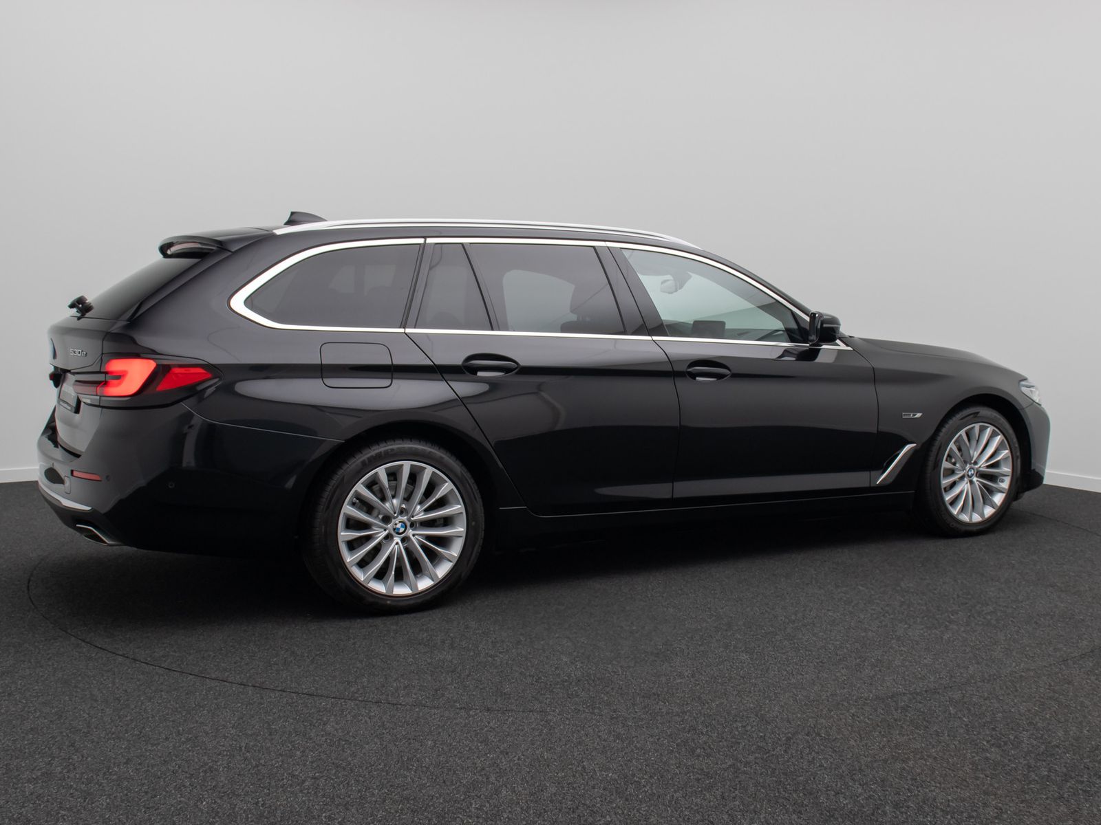Fahrzeugabbildung BMW 530e Luxury Line Laser HUD HiFi DAB Panorama 18"