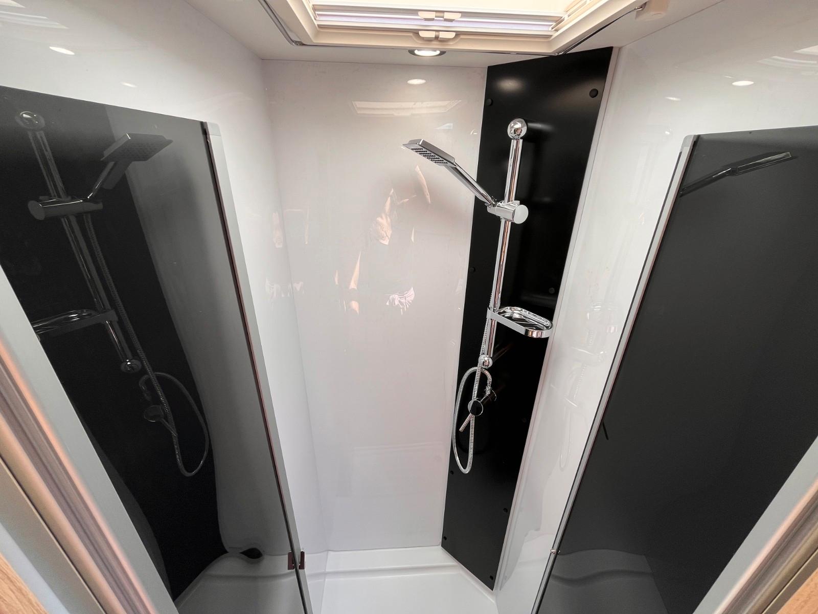 Challenger 317 Ultimate Solar Markise mit Hubbett – Foto 18 von 27