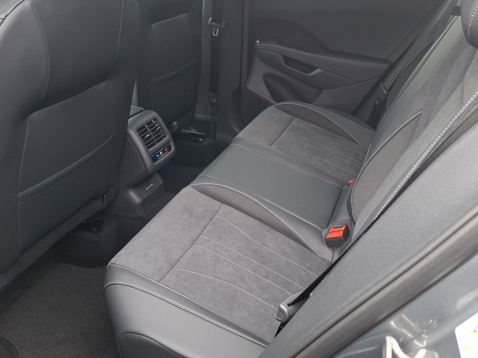 Volkswagen T-Roc Style 116 PS DSG | Ganzjahresreifen | RÜKA imagem 3