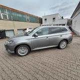 Mitsubishi Plug-in Hybrid Outlander - graue Mitsubishi Plug-in Hybrid Outlander