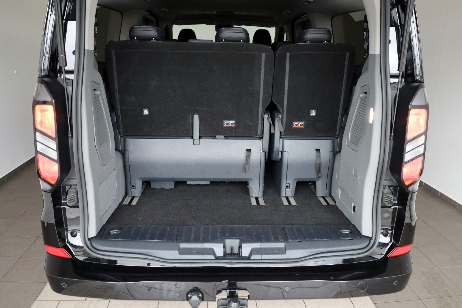 Fahrzeugabbildung Ford Tourneo Custom 2.0  320 L2 Titanium,8 Sitzer,AHK