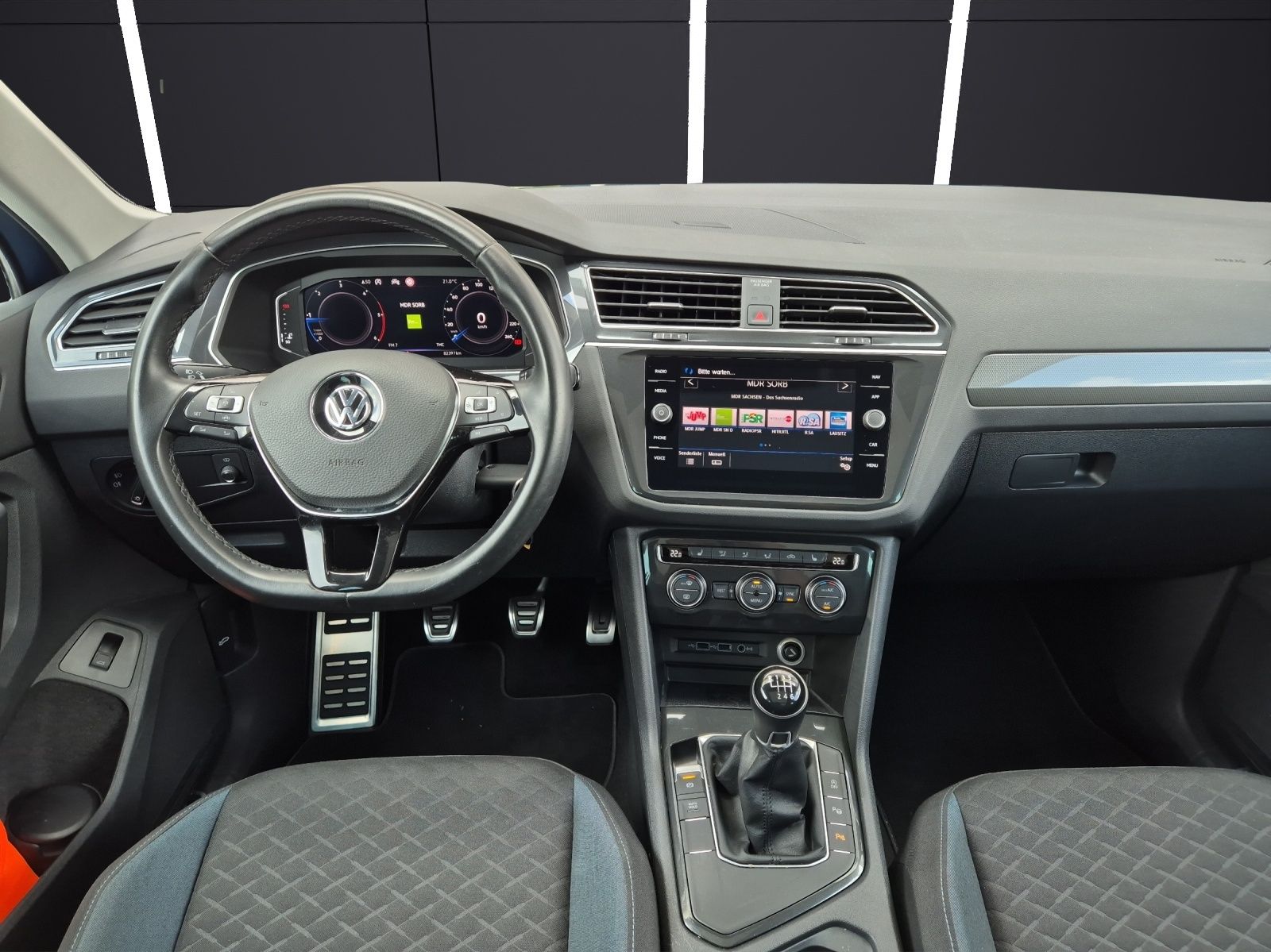 Fahrzeugabbildung Volkswagen Tiguan TDI IQ.Drive AHK PANO HUD ACC