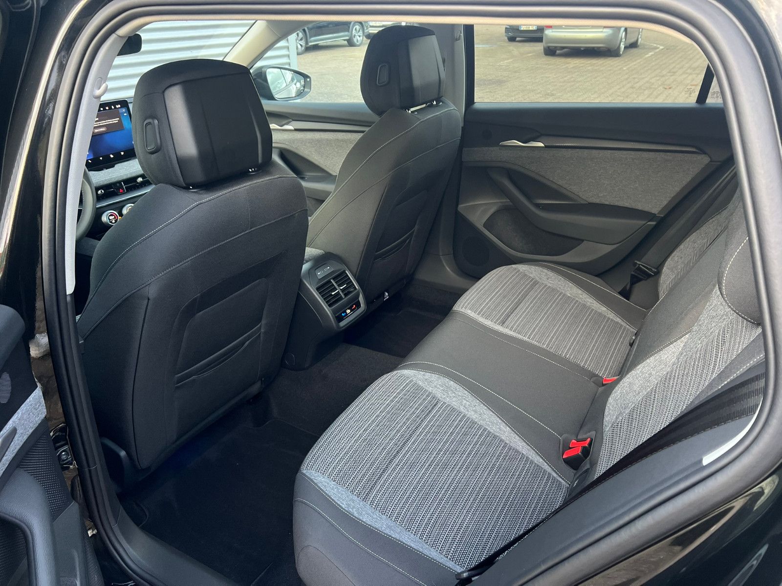 Fahrzeugabbildung SKODA Superb Combi 2.0 TDI 4x4 Navi ACC AHK