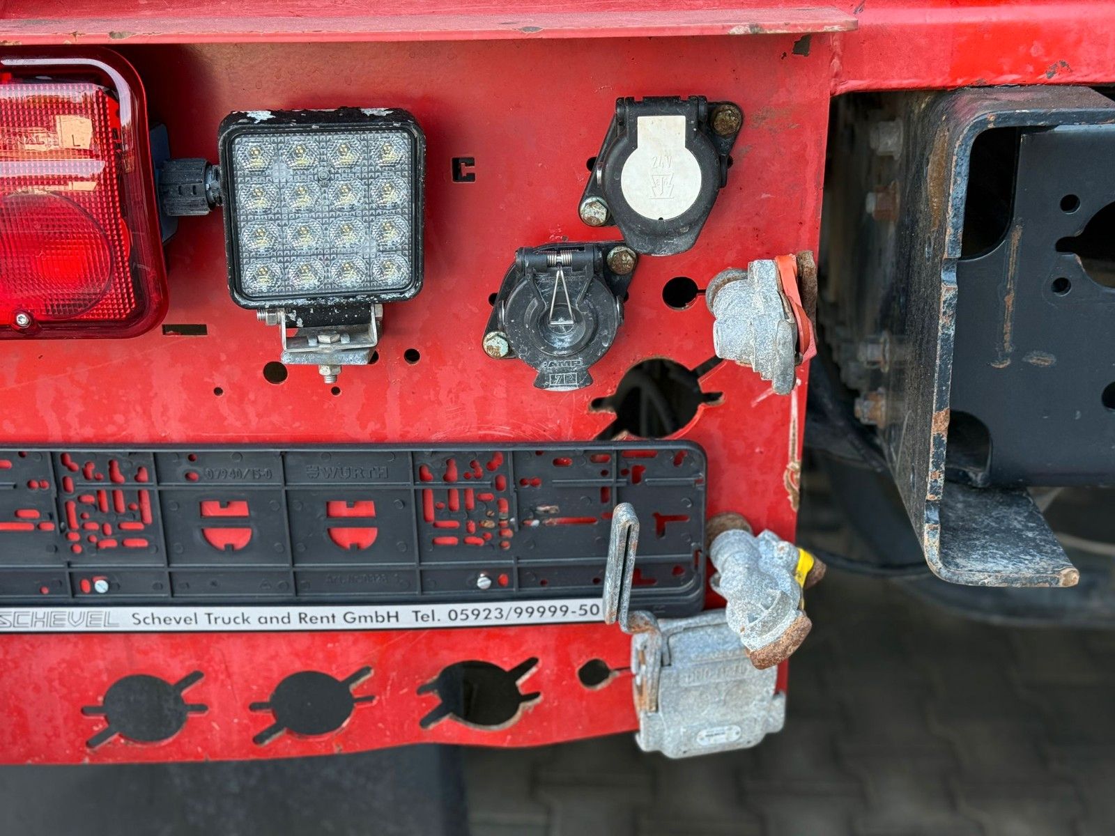 Fahrzeugabbildung MAN TGX 26.470 6x2-4 BL VDL P-18 Absetzkipper Funk.