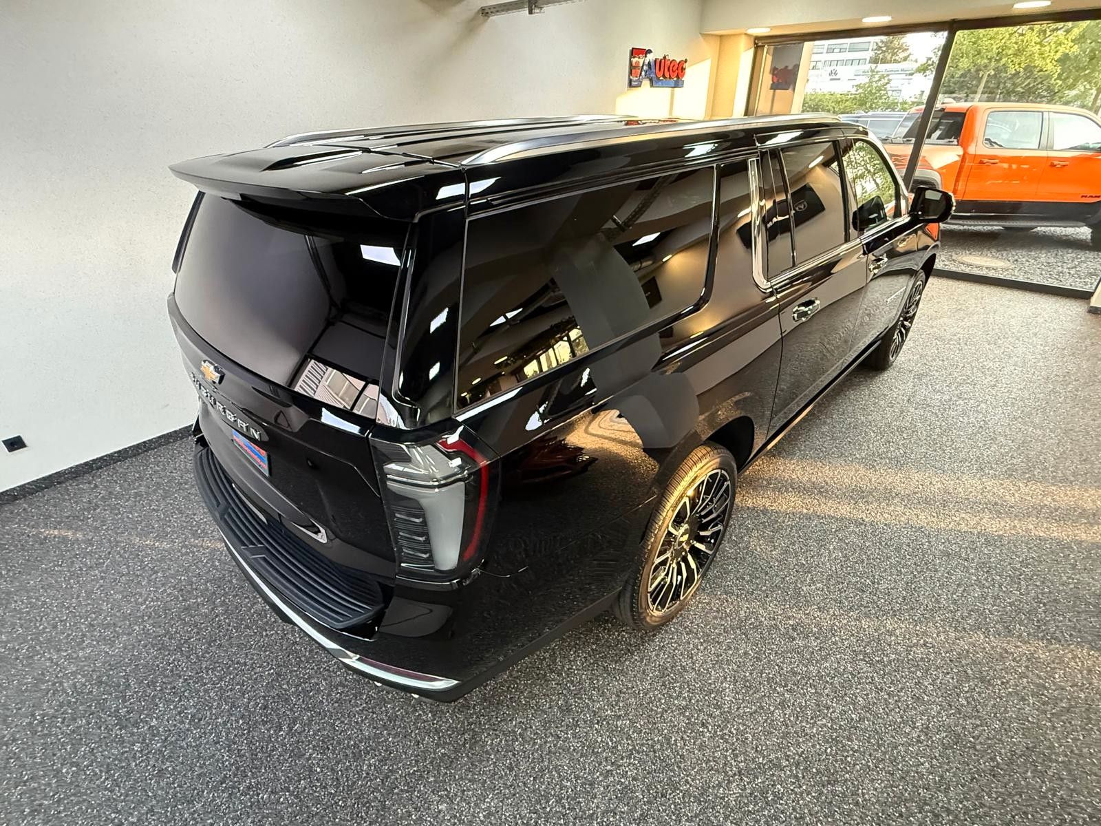 Fahrzeugabbildung Chevrolet 2026 SUBURBAN HIGH COUNTRY 24"-PANORAMA