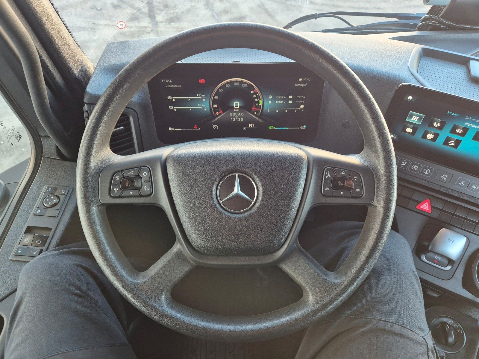 Fahrzeugabbildung Mercedes-Benz Arocs 1836 AK 4x4 Meiller AHK