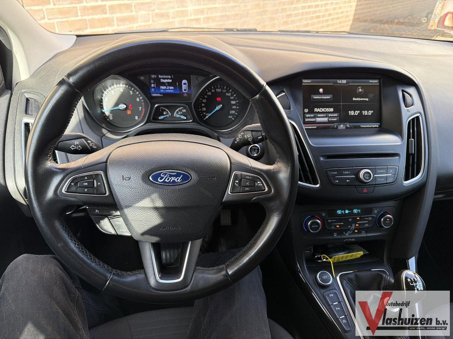 Ford Focus 2015 — interior