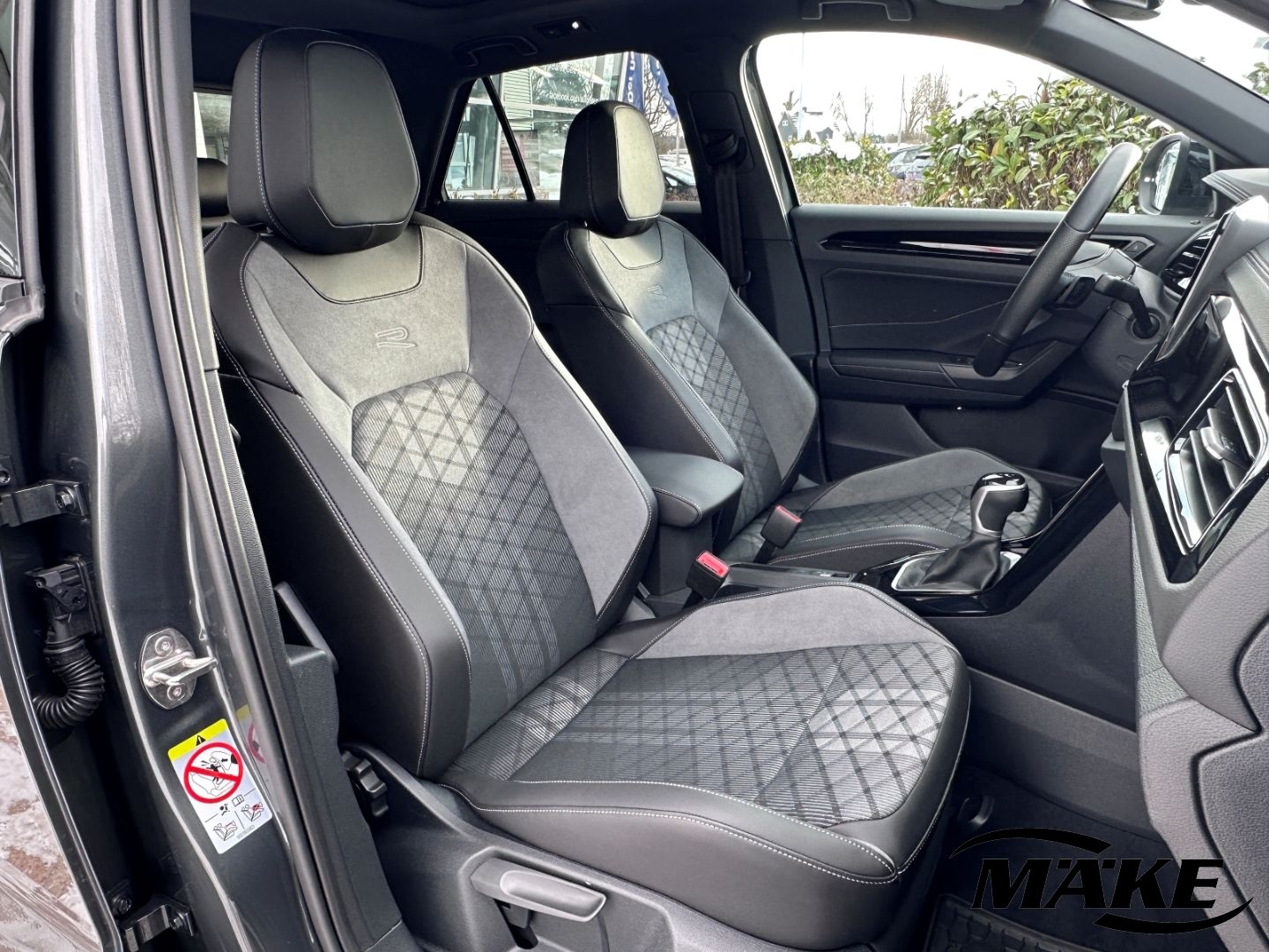 T-Roc R-Line 1.5 TSI DSG AHZV IQ.L ACC BLACK STD