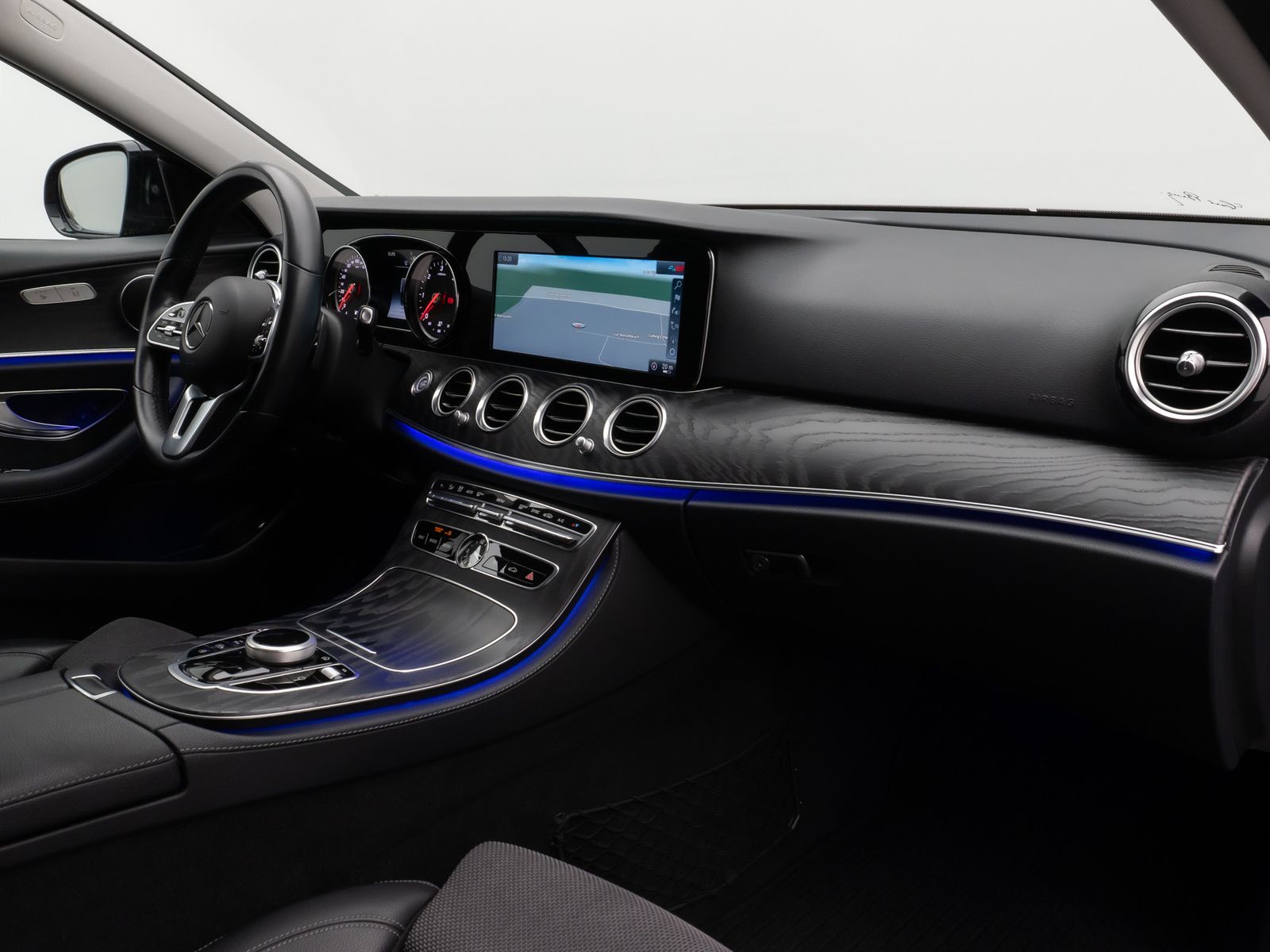 Fahrzeugabbildung Mercedes-Benz E 220 d Avantgarde. 9G-Tronic Kamera Navi Sport