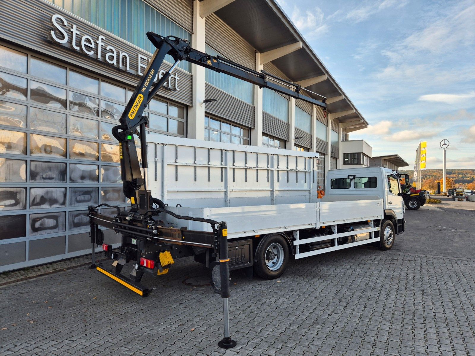 Fahrzeugabbildung Mercedes-Benz Atego 1324 L Glaswand Heckkran PK10002 SH Funk