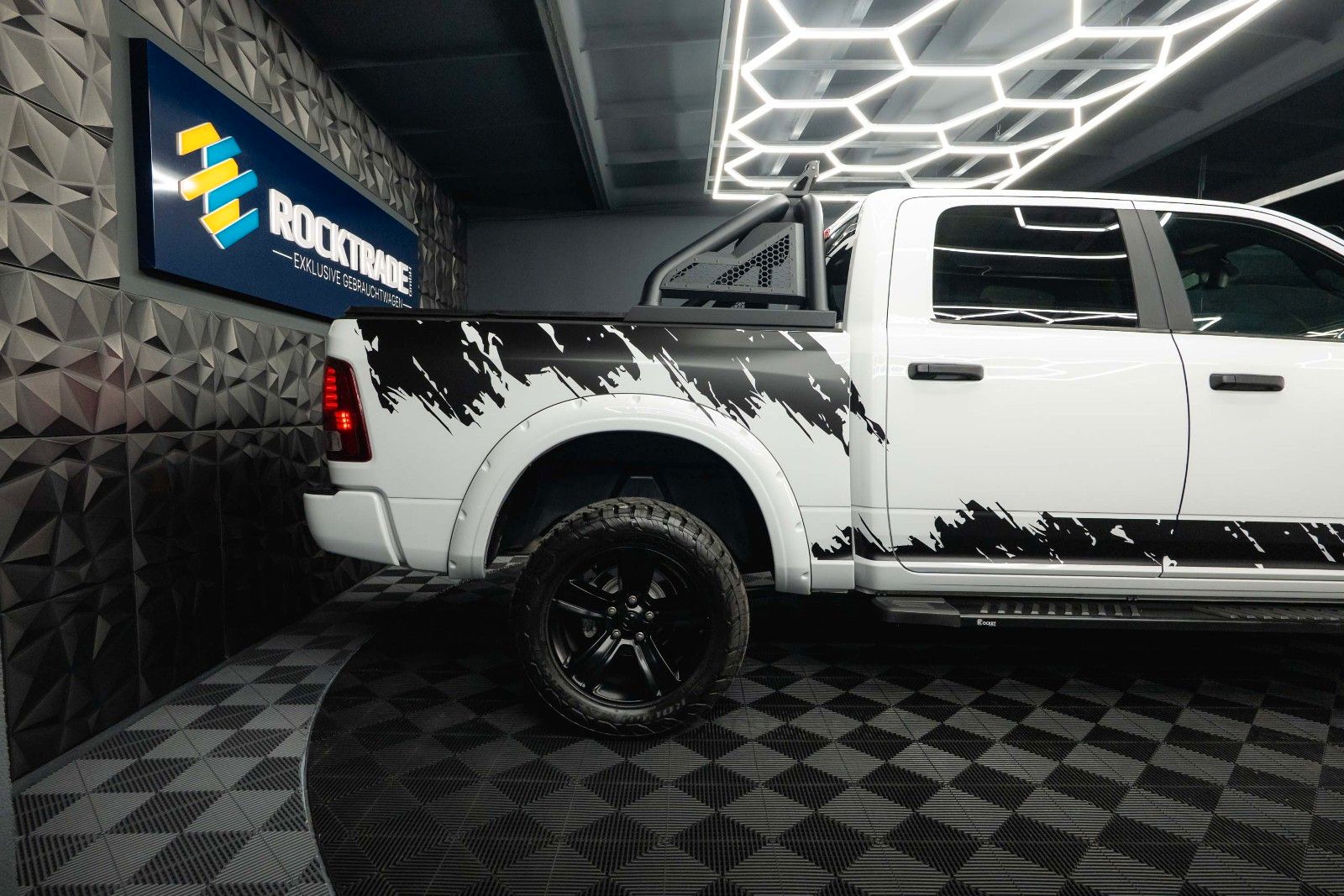 Fahrzeugabbildung Dodge RAM 5.7 V8 HEMI 4x4 OFFROAD Night-Paket *LED*19%