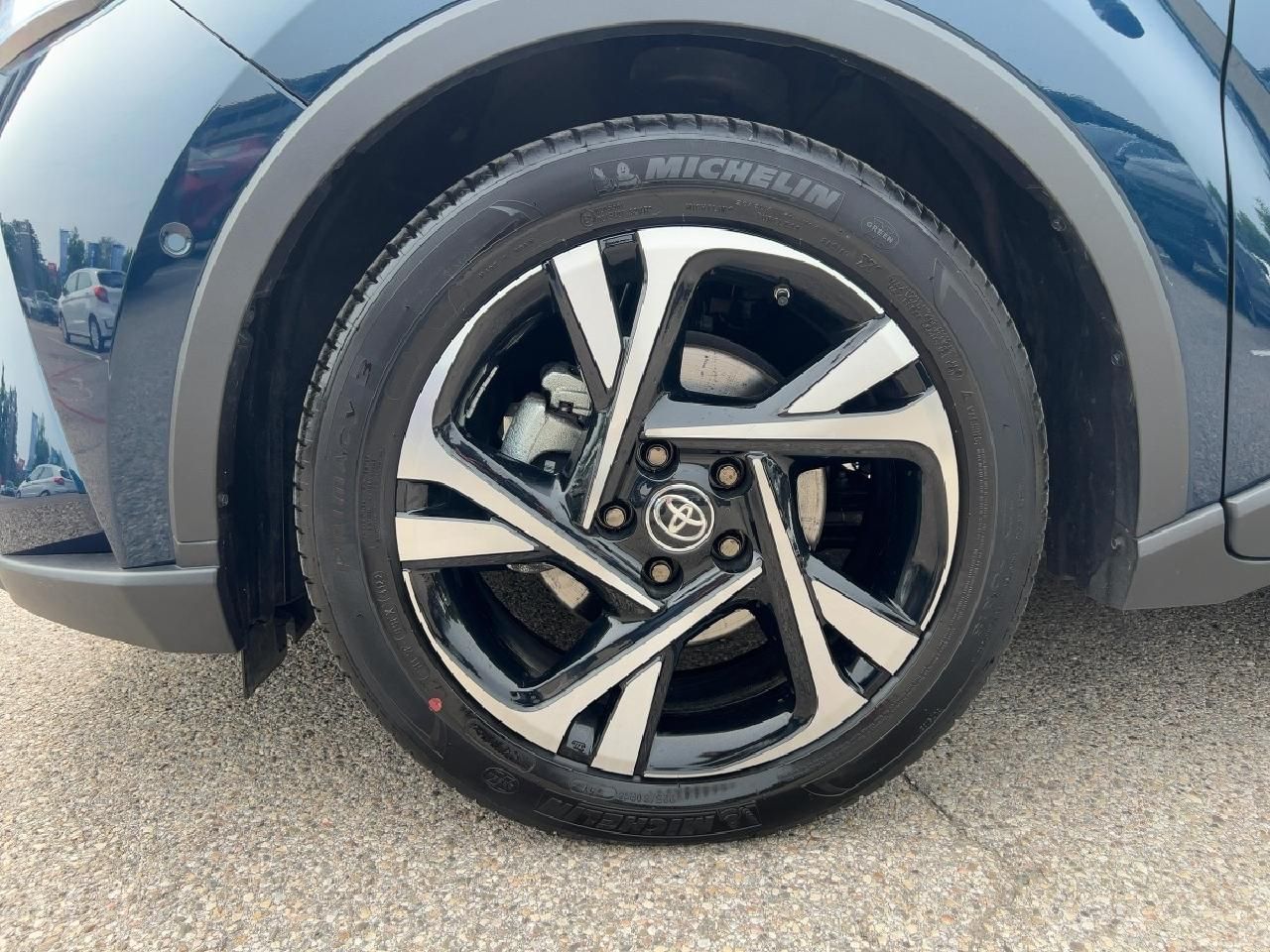 Fahrzeugabbildung Toyota C-HR Hybrid Team D