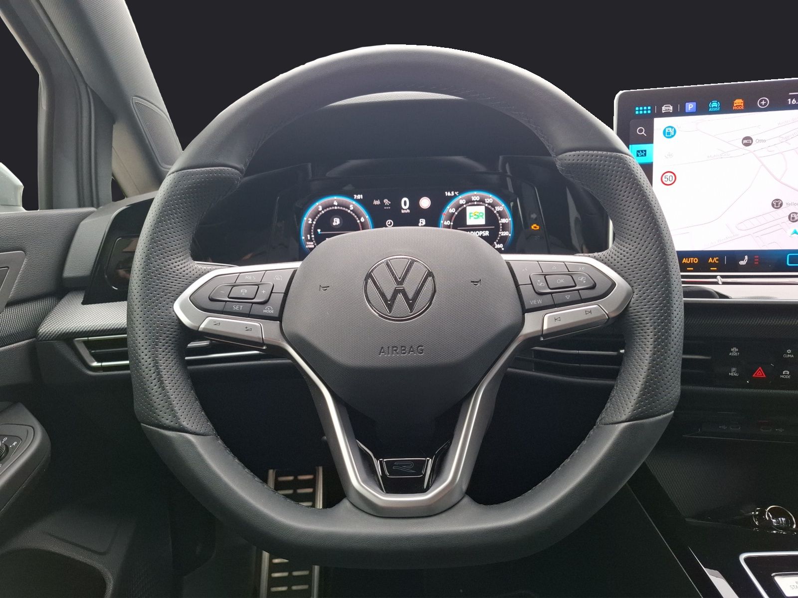 Fahrzeugabbildung Volkswagen Golf VIII Variant eTSI R-Line DSG Standhzg. LED