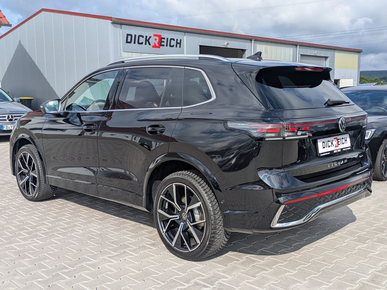 Fahrzeugabbildung Volkswagen Tiguan 2.0 TDI 4M R-Line PANO*H&K*AHK*MATRIX*20"