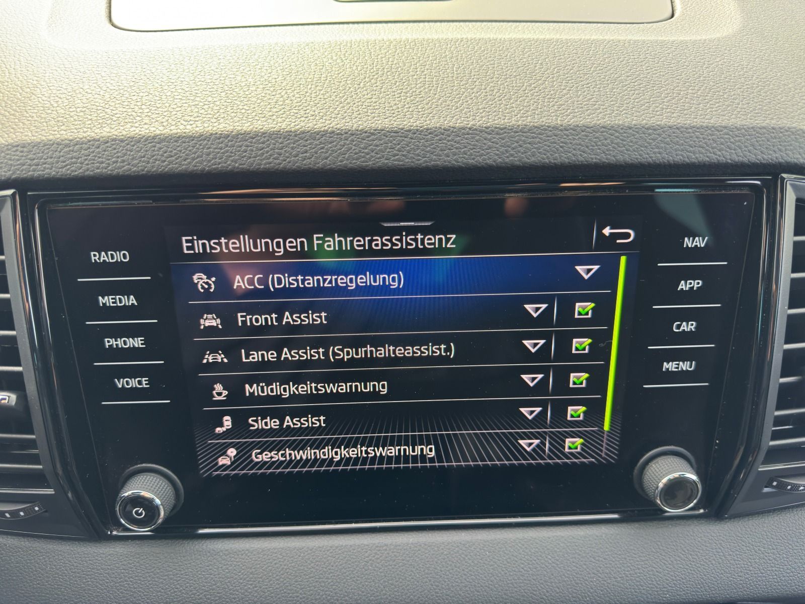 Fahrzeugabbildung SKODA Karoq Sportline 1.5TSI DSG*RFK*SideAss*AHK*eHeck