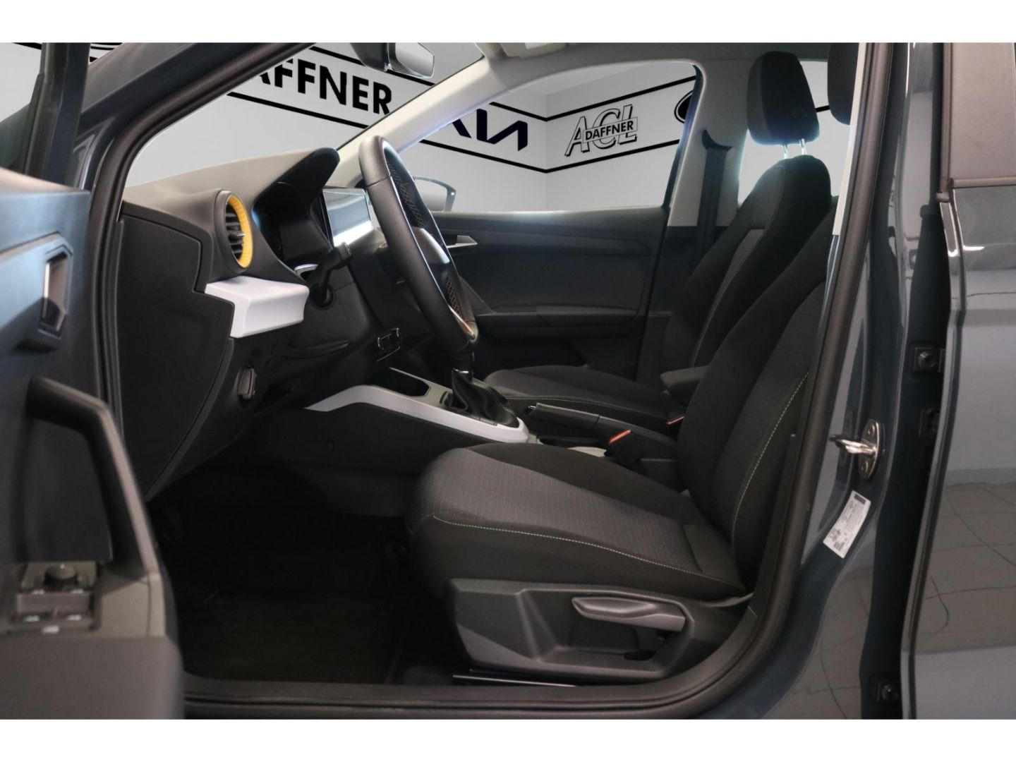 Fahrzeugabbildung SEAT Arona Road Edition Tempo Navi DAB LED PDC SHZ