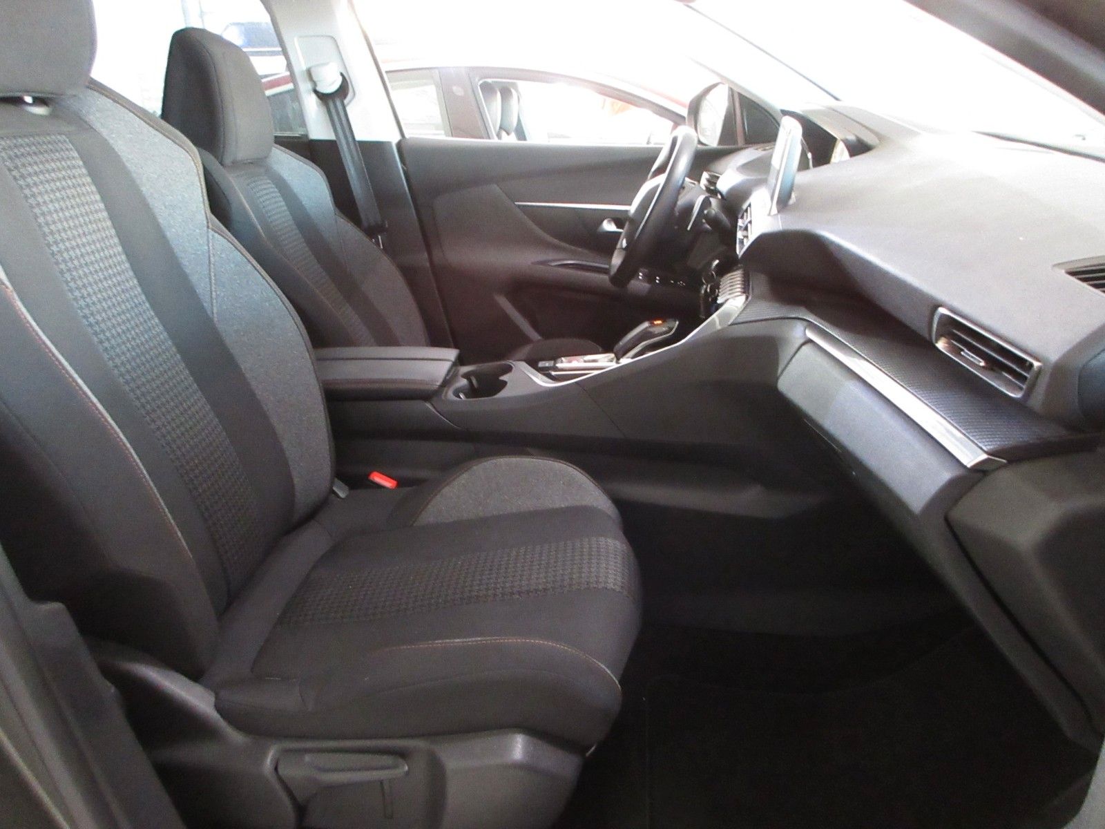 Fahrzeugabbildung Peugeot 5008 Active 1.2T LED/NAVI/PDC/TEMPOMAT