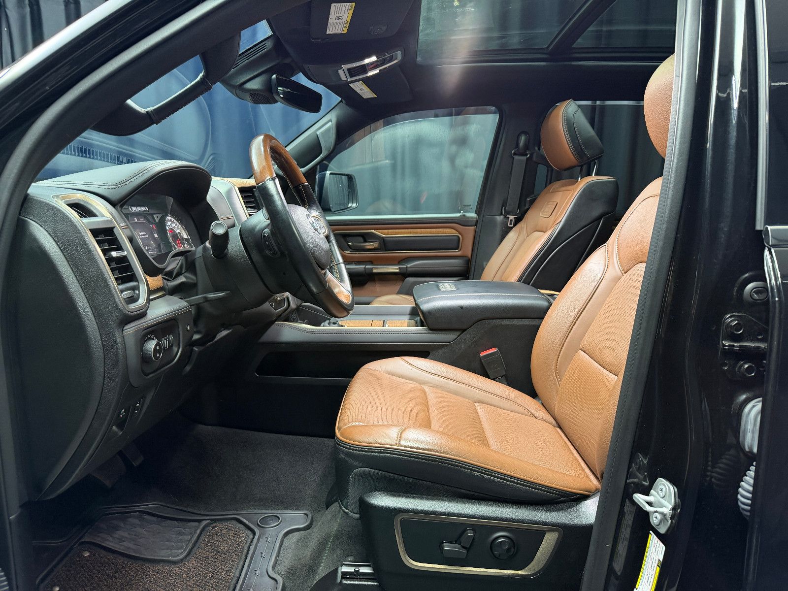 Fahrzeugabbildung Dodge RAM 1500 5.7 HEMI 4x4 Longhorn|AHK|NAVI|PANO