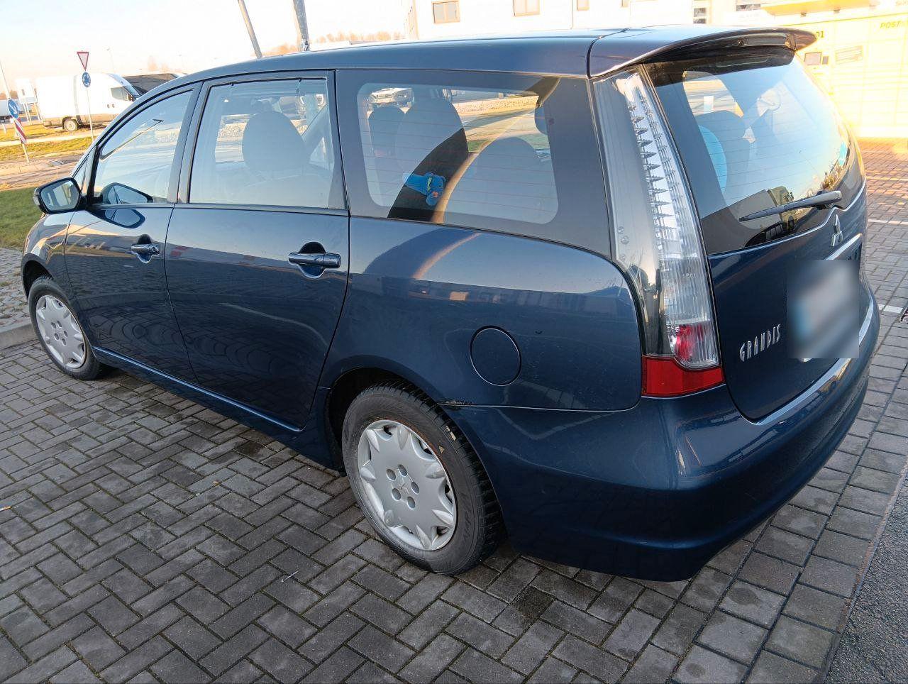 Mitsubishi Grandis 2005 — interior