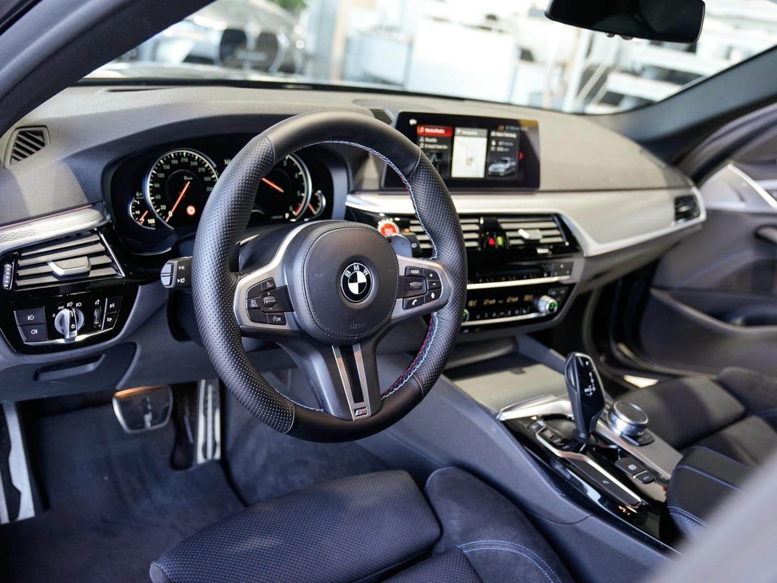 BMW 520xd Touring M Sport 19LM Panorama HUD Kamera