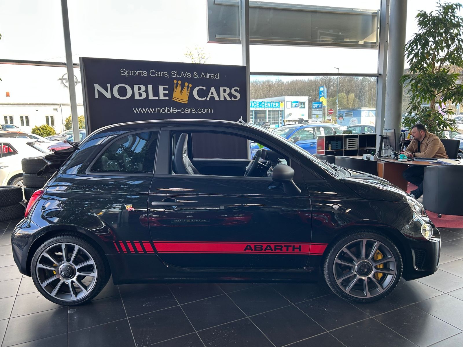 Fahrzeugabbildung Abarth 695C Cabrio Aut. LEDER CARPLAY PDC ALU