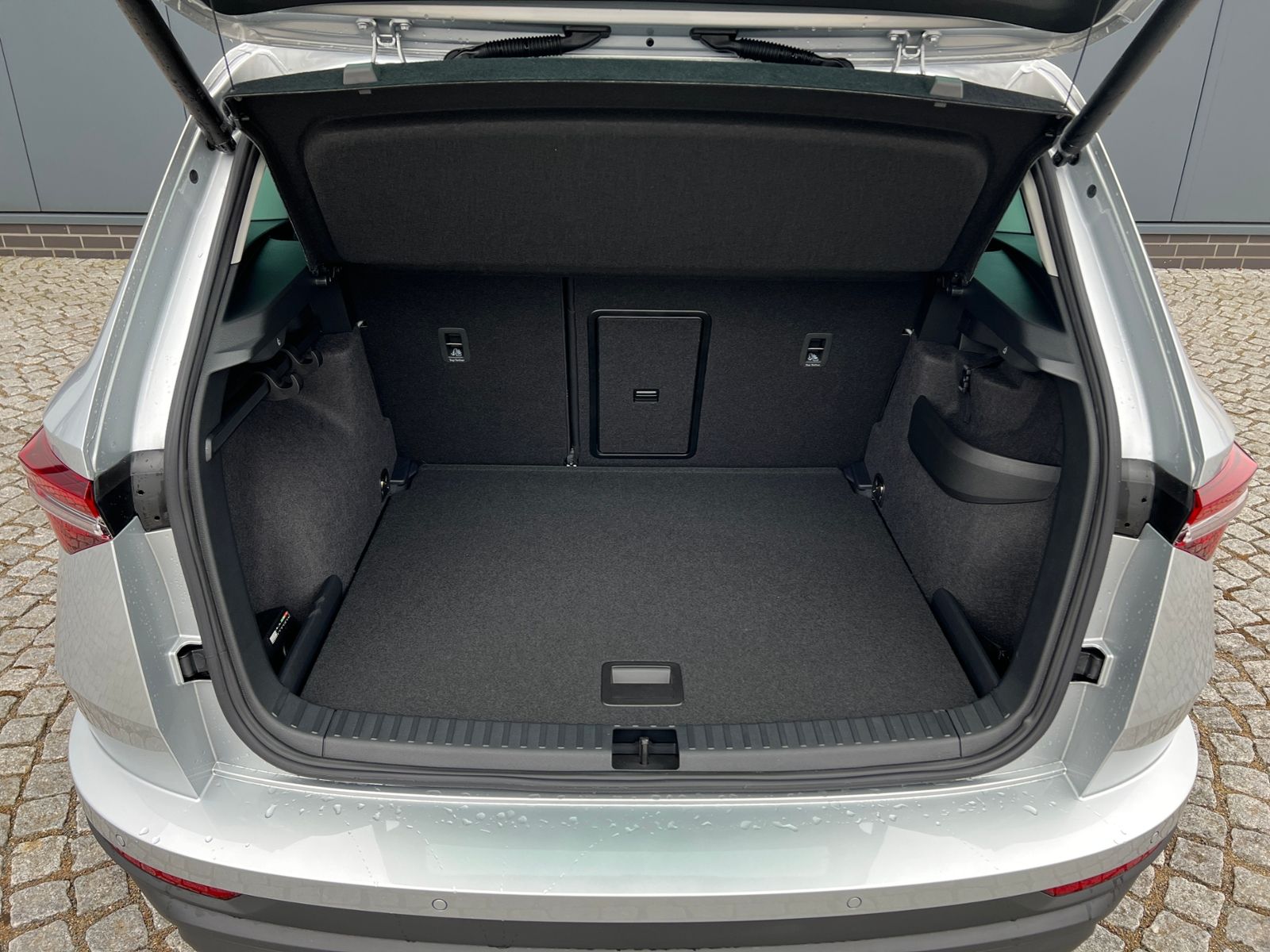 Fahrzeugabbildung SKODA Karoq Tour 1.5 TSI DSG *AHK, 17" LM-Felge, Navi,